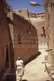 Image du Maroc Professionnelle de  Une femme berbère traverse une des rues à l'intérieur de l'ancienne Kasbah de Ouarzazate  Vendredi 22 Août 1997. (Photo / Abdeljalil Bounhar)